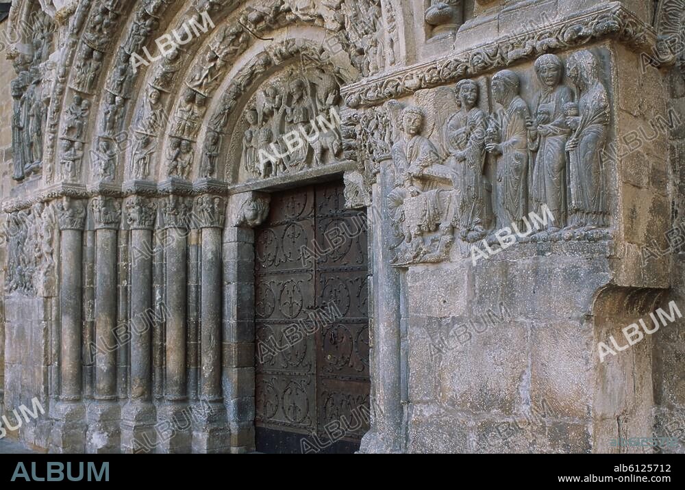 Estella (Navarra, Spanien), Kirche San Miguel Arcángel, Nordportal (12.Jahrhundert).-Teilansicht: Nordportal.-Foto, 2009.