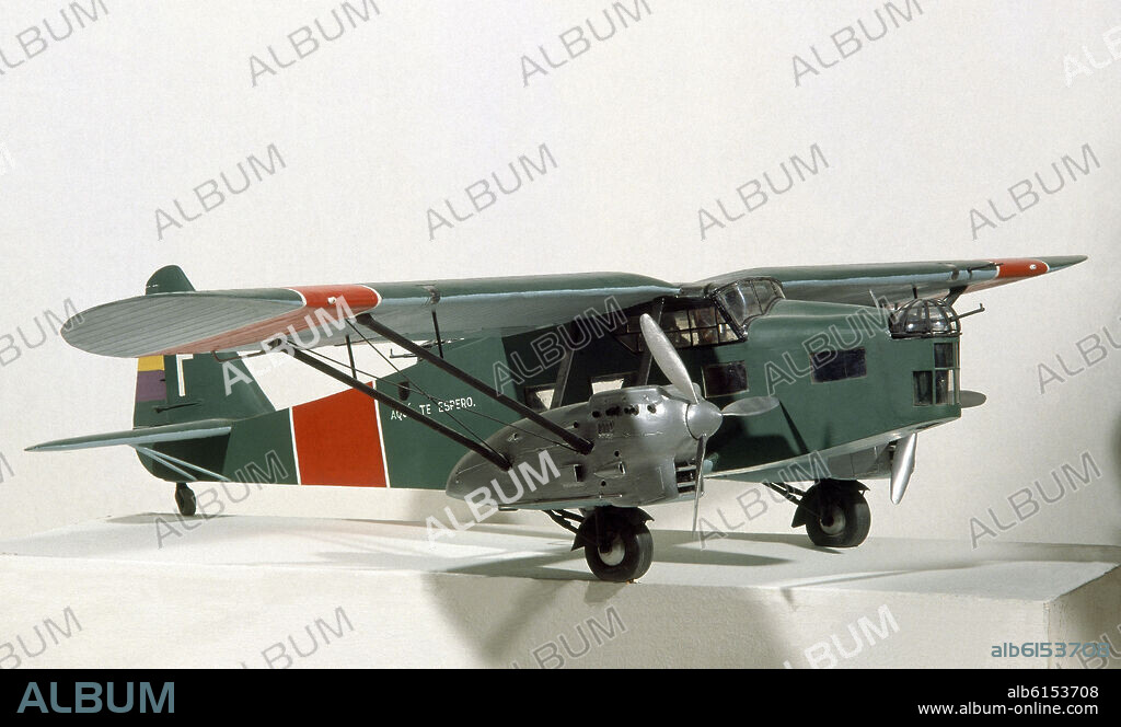 POTEZ 54, MODELO BIMOTOR DE FABRICACION FRANCESA CON INSIGNIAS REPUBLICANAS.