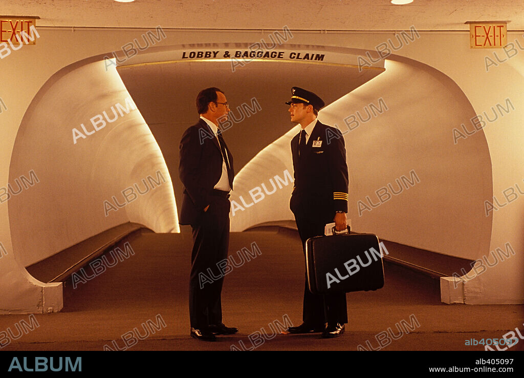 Leonardo DiCaprio and TOM HANKS in CATCH ME IF YOU CAN, 2002, directed by STEVEN SPIELBERG. Copyright DREAMWORKS / COOPER, ANDREW.
