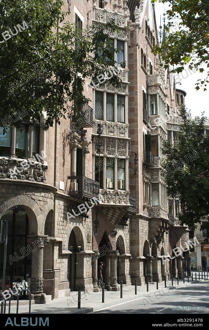 JOSEP PUIG I CADAFALCH. Casa de les Punxes o Casa Terradas, 1905. Vista lateral de la fachada. Planta baja dedicada a uso comercial. Bien Cultural de Interés Nacional. Modernismo. Barcelona.