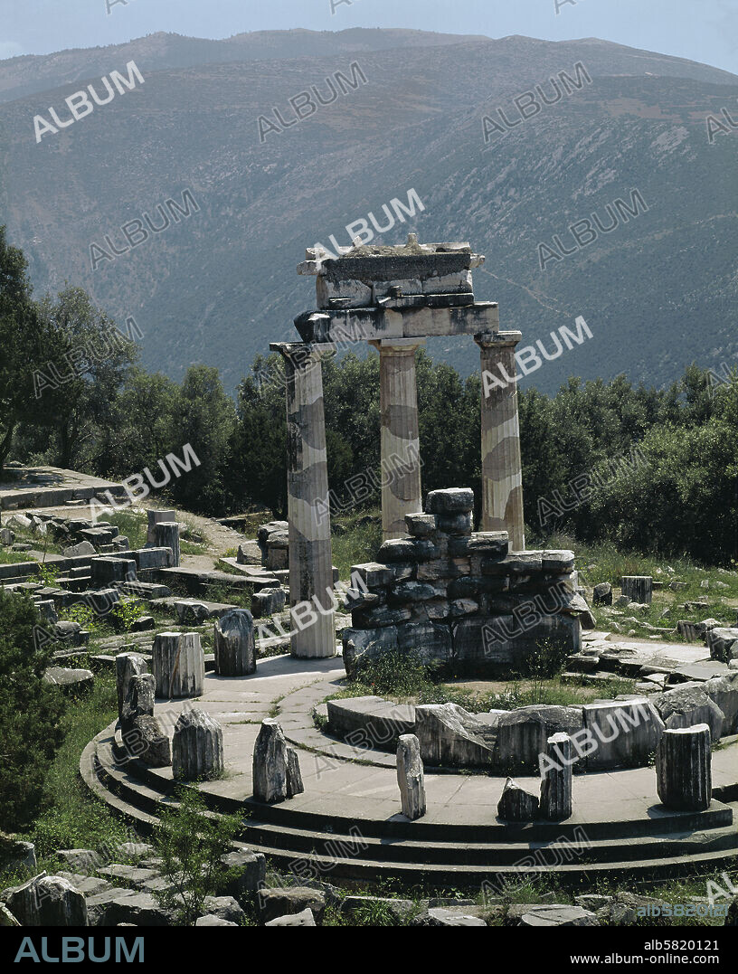 ARQUITECTO: FOQUEA. The Tholos, sanctuary of Athena Pronaia, Delphi, is a circular building which may have replaced an earlier snake sanctuary. (370-360 BCE) Size: 13.5 m across.