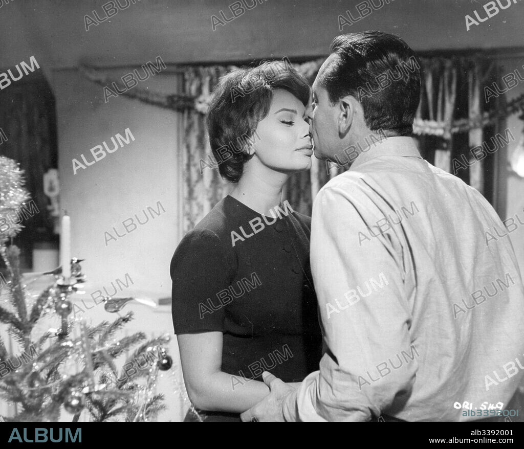 WILLIAM HOLDEN y LOREN SOPHIA / LOREN SOFIA 1934/. SOPHIA LOREN y WILLIAM HOLDEN en LA LLAVE, 1958 (THE KEY), dirigida por CAROL REED. Copyright COLUMBIA PICTURES.