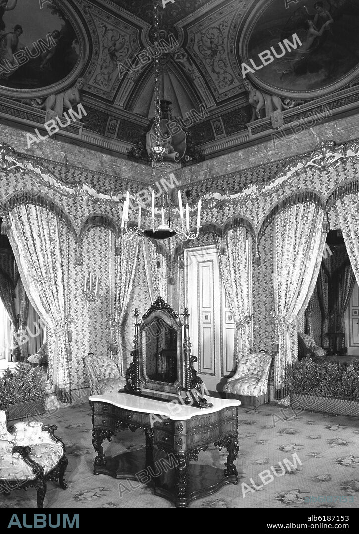 TOCADOR DE ISABEL II - PAREDES RECUBIERTAS CON SEDA - FOTOGRAFIA EN BLANCO Y NEGRO - AÑOS 60.