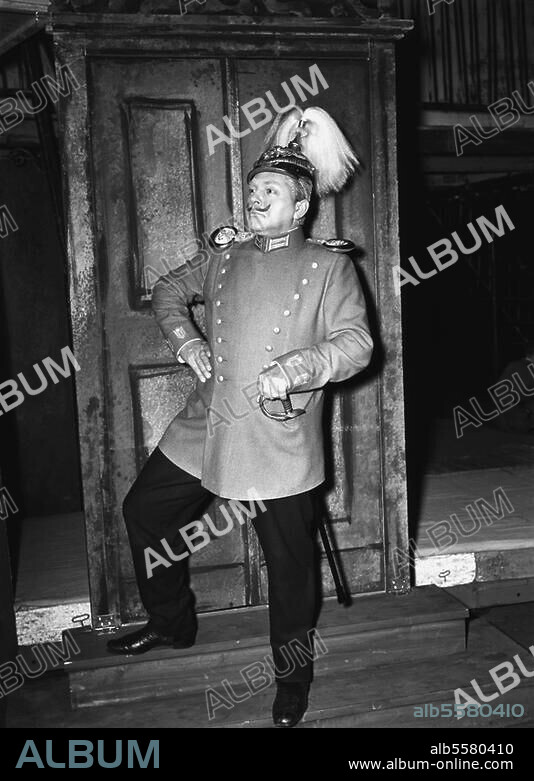Blacher, Boris Komponist. 1903-1975. Werke: Preußisches Märchen (op. 30). Uraufführung in Berlin 1952: Szenenbild mit Hanns Heinz Nissen. Foto, 22.9.1952.