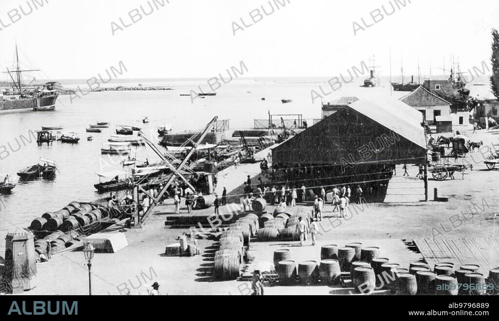 Málaga, 1920 (Ca). El Muelle de Cánovas, utilizado para pasaje y carga rodante.