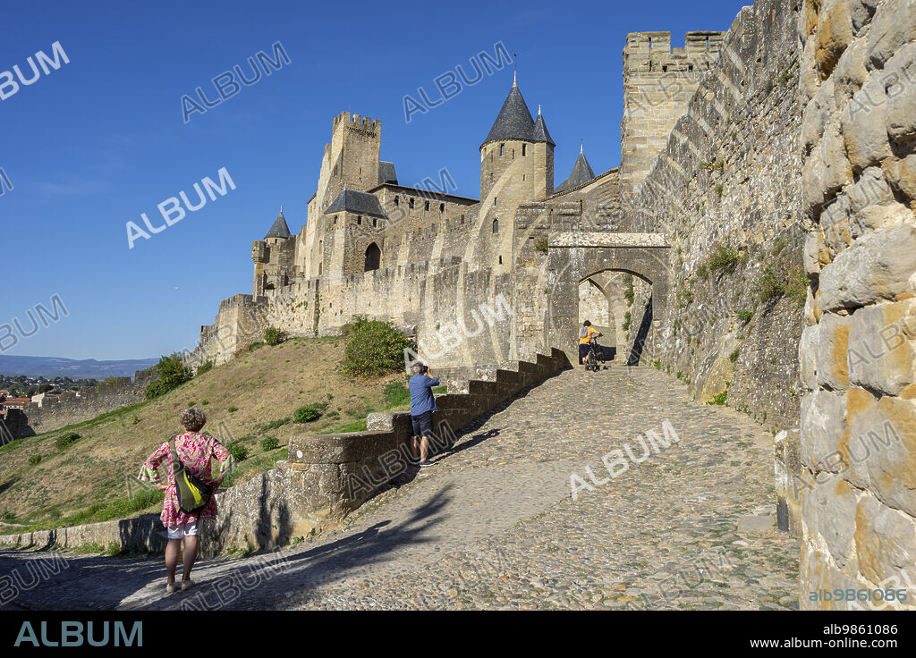 visitors in in Aude gate, Carcasona, fortified villa, Aude, Languedoc-Rosellón region. French Republic, Europe.