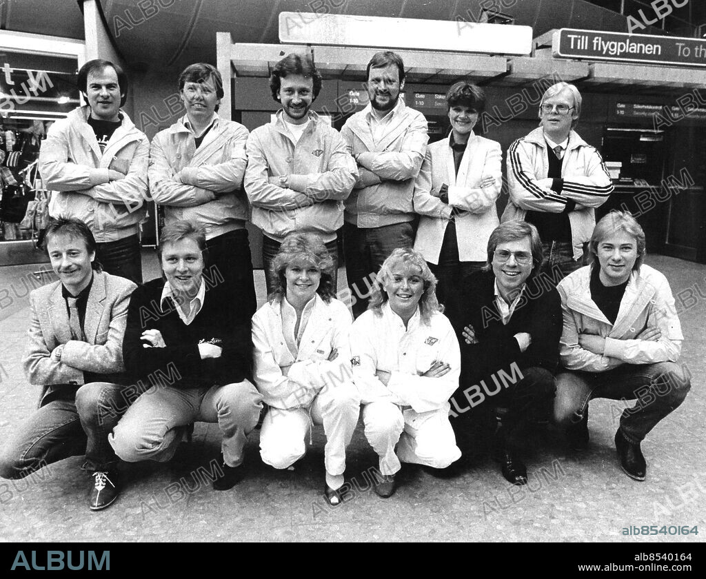 Stockholm 1982-04-19. Eurovision Song Contest 1982. Så här ser svenska landslaget i schlagersång ut. Främre raden fr v: Rutger Gunnarsson, musiker, Thomas Hagström, bokningsbolaget Showringen, Elisabeth Andreasson, Kikki Danielsson, Anders Berglund, dirigent och Anders Engberg, musiker.. Övre raden fr v: Lasse Holm, musiker och låtskrivare, Bert Karlsson, skivbolagsdirektör, Benny Hedlund, skivbolaget Mariann, Torgny Söderberg, musiker, Monica Forsberg, låtskrivare, och Anders Hjalmarsson, skivbolaget Mariann.. Foto: Tommy Pedersen / Expressen / TT / Kod: 36. ** AFTONBLADET OUT **.