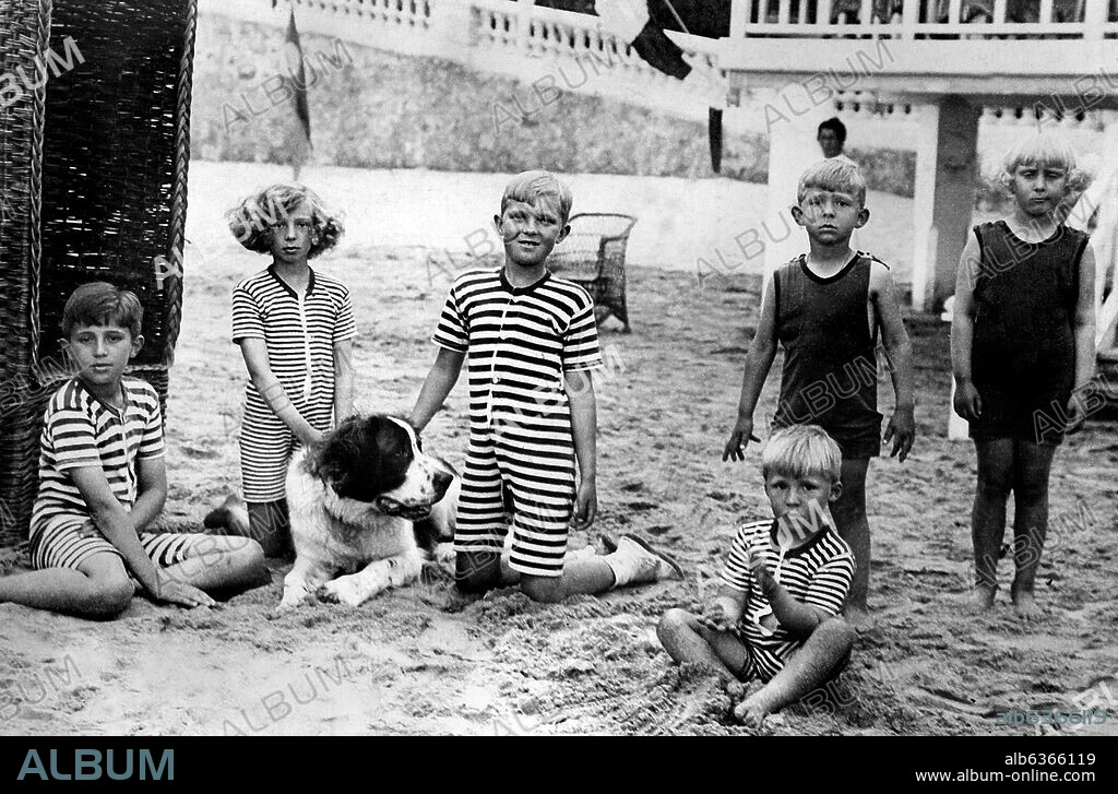 JOSE MARIA DIAZ CASARIEGO (1905-1970). LOS HIJOS DE LOS REYES DE ESPAÑA ALFONSO XIII Y VICTORIA EUGENIA EN LA PLAYA DEL SARDINERO - FOTOGRAFIA EN BLANCO Y NEGRO - AÑOS 20 -.