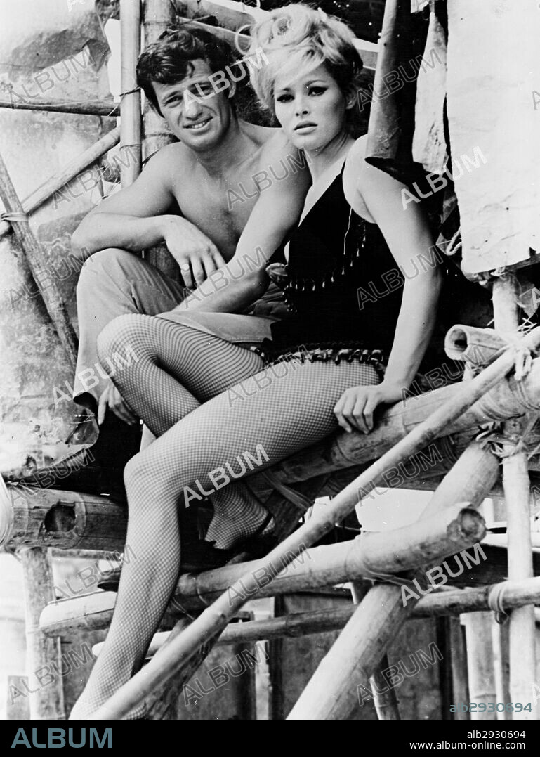 JEAN-PAUL BELMONDO and URSULA ANDRESS in LES TRIBULATIONS D'UN CHINOIS EN CHINE, 1965, directed by PHILIPPE DE BROCA. Copyright LES FILMS ARIANE/LES PRODUCTIONS ARTISTE ASSOCIES/VIDE CINEM.