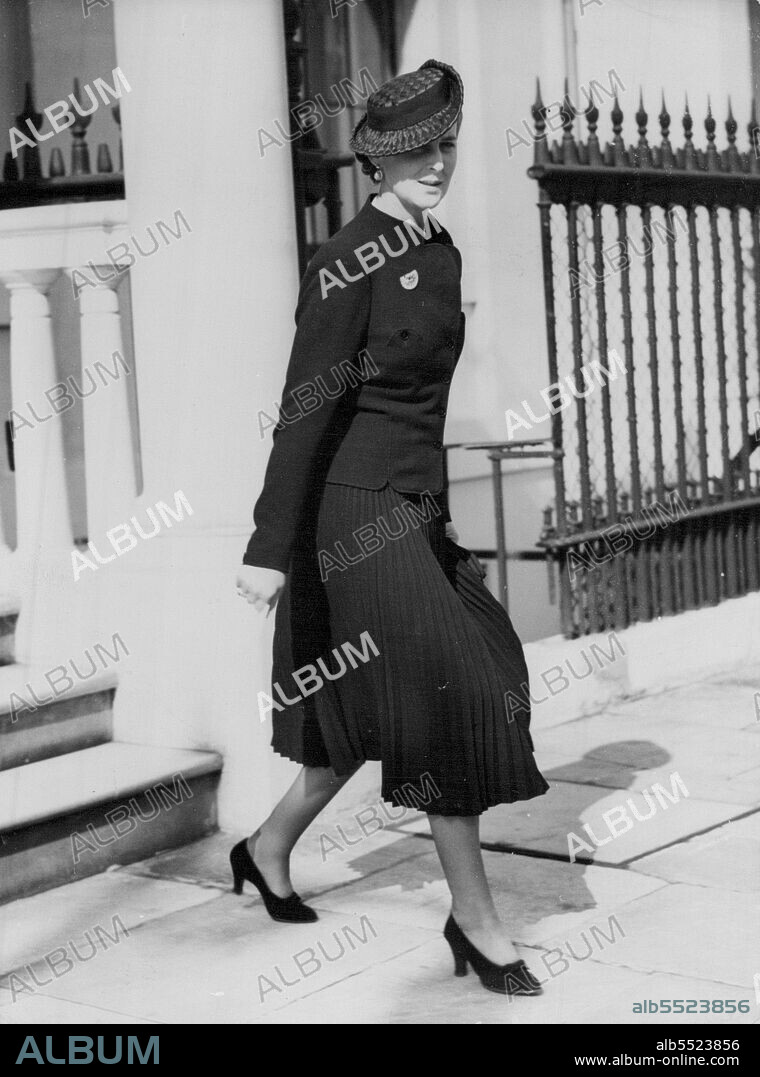 Duchess of Kent Pays Shopping Visit To London -- The Duchess of Kent, wearing a black straw hat and a pleated skirt, leaving her Londonhome at 3, Belgrave Square, to continue her shopping expedition.The Duchess of Kant paid a brief visit to London for shopping and then returned to The Coppins , Iver, Buckinghamshire, to rejoin the Duke and thechildren. September 19, 1938.
