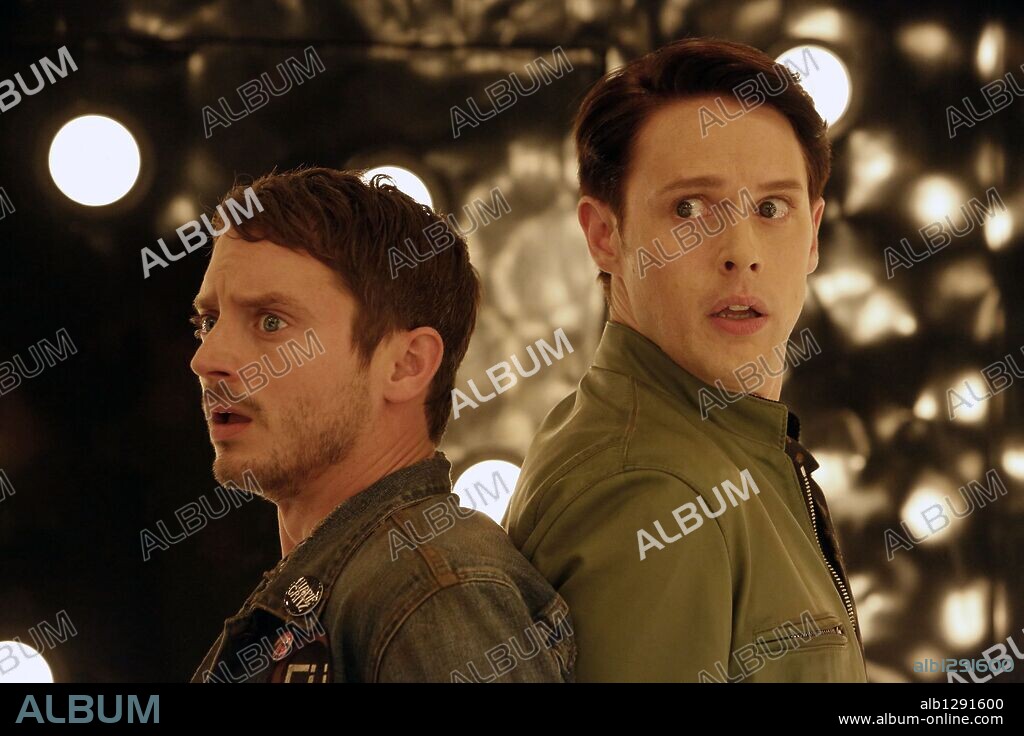 ELIJAH WOOD y SAMUEL BARNETT en DIRK GENTLY AGENCIA DE INVESTIGACIONES HOLISTICAS, 2016 (DIRK GENTLY'S HOLISTIC DETECTIVE AGENCY), dirigida por MAX LANDIS. Copyright BBC AMERICA.