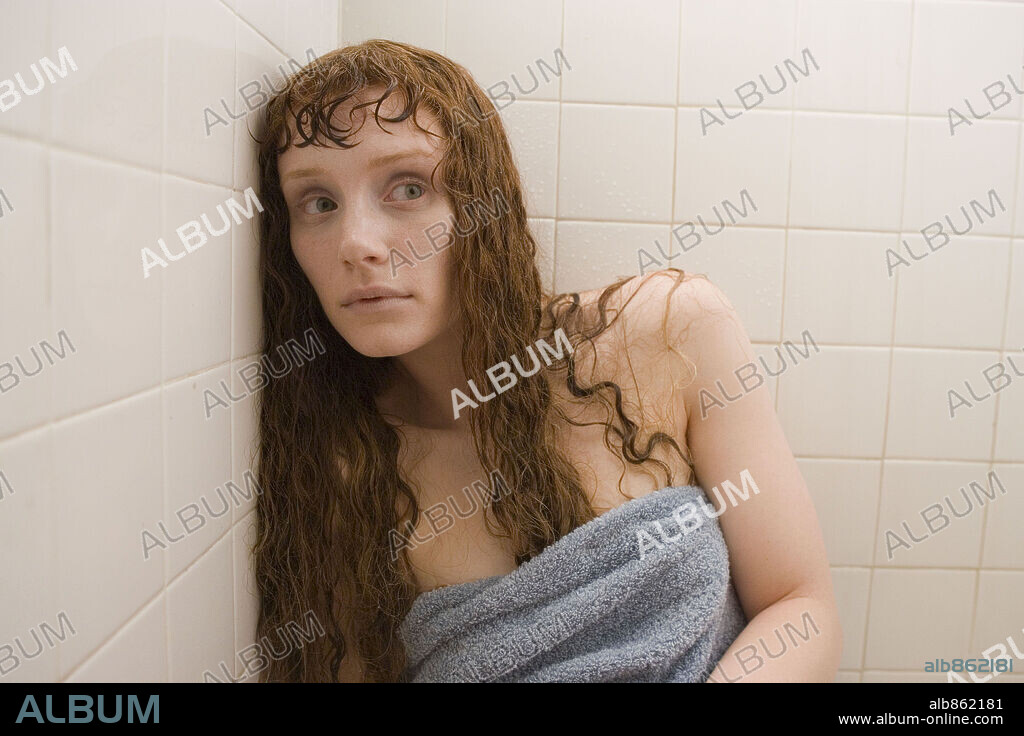 BRYCE DALLAS HOWARD en LA JOVEN DEL AGUA, 2006 (LADY IN THE WATER), dirigida por M. NIGHT SHYAMALAN. Copyright WARNER BROS. PICTURES / MASI, FRANK.