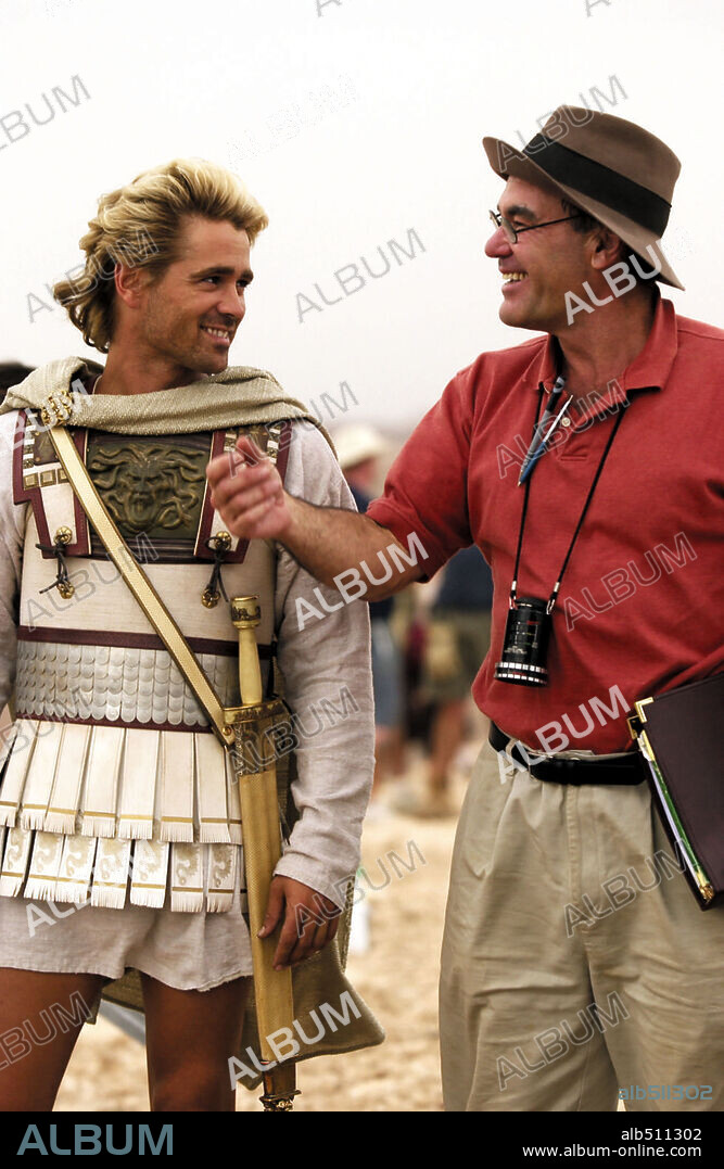 COLIN FARRELL y OLIVER STONE en ALEJANDRO MAGNO [ALEXANDER], 2004 (ALEXANDER), dirigida por OLIVER STONE. Copyright WARNER BROS. / BUITENDIJK, JAAP.