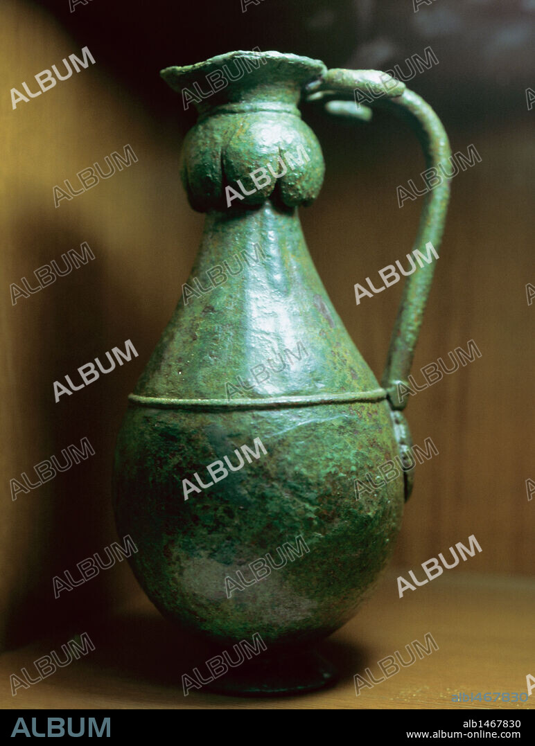 ARTE TARTESO. ESPAÑA. JARRA DE BRONCE procedente del TESORO DE LA JOYA. Provincia de Huelva. Andalucía.