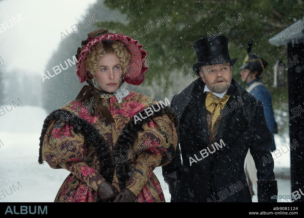GILLIAN ANDERSON and TOBY JONES in THE PALE BLUE EYE, 2022, directed by SCOTT COOPER. Copyright CROSS CREEK PICTURES.
