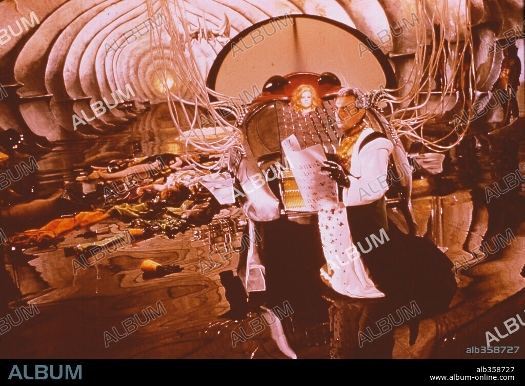 JANE FONDA y MILO O'SHEA en BARBARELLA, 1968, dirigida por ROGER VADIM. Copyright PARAMOUNT PICTURES.