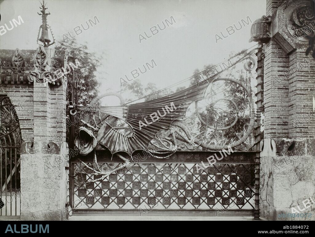 PUERTA DE HIERRO FORJADO CON FIGURA DE DRAGON (DE LOS HERREROS VALLET I PIQUER) DE LOS PABELLONES GUELL DEL BARRIO PEDRALBES DEL ARQUITECTO ANTONI GAUDI. AUTOR DESCONOCIDO. (COLECCIÓN ASF IMAGEN DE FOTOGRAFIAS ANTIGUAS, PRINCIPIOS S. XX).
