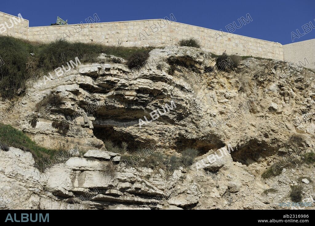 ISRAEL. JERUSALEN. Montículo donde algunas teorías sostienen es el sitio real del Golgota o Monte Calvario donde Jesucristo fue crucificado. En la actualidad es una zona convertida en estación de autobuses árabe en el barrio Bab Alzahara, fuera de las murallas de la Ciudad Vieja.