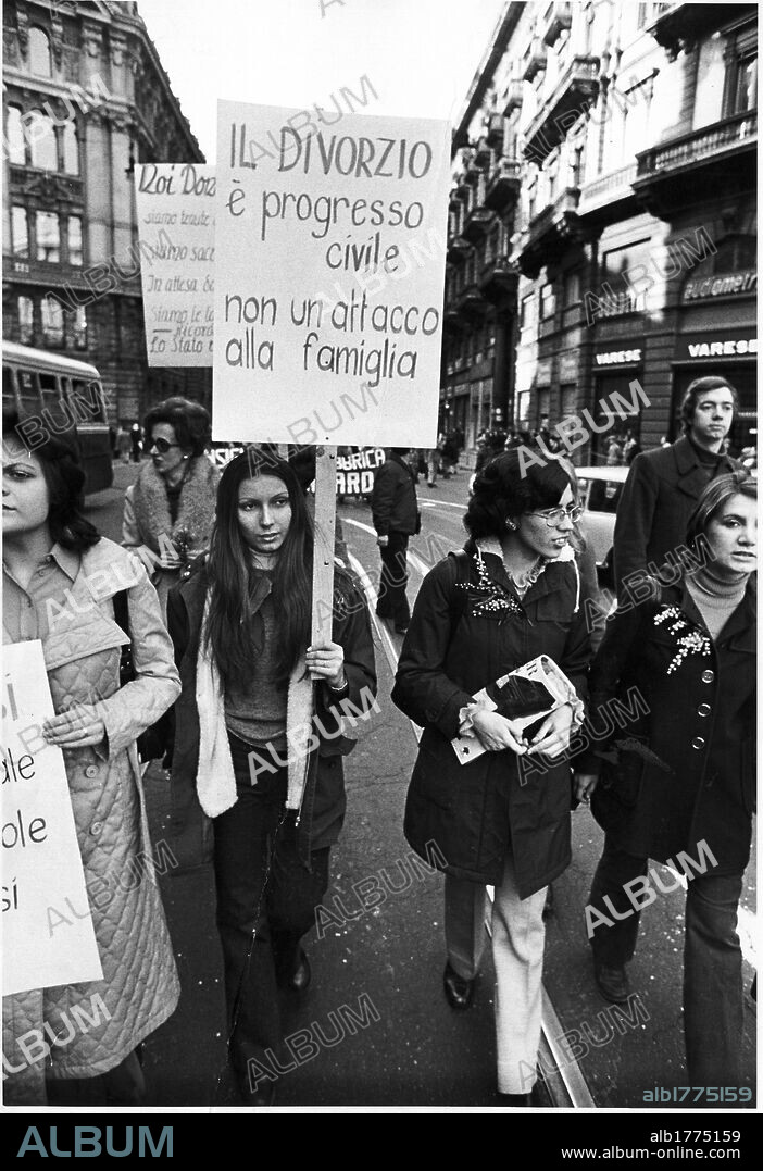 Demonstration for the divorce in Milan. A group of feminists demonstrating with signs in favor of the divorce along the city streets. Milan, 1973.