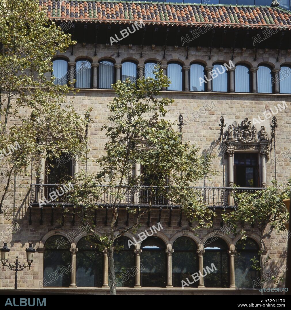 JOSEP PUIG I CADAFALCH. Casa Serra, 1903. Fachada de piedra muy decorada que aparenta un estilo plateresco, conjunto esculpido por Eusebi Arnau. Sede de la Diputación de Barcelona. Modernismo. Barcelona.
