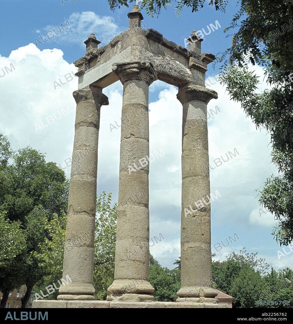 SALAMANCA. CIUDAD RODRIGO. TRES COLUMNAS. RESTOOS ROMANOS A LA ENTRADA DE LA CIUDAD. ARTE ROMANO.