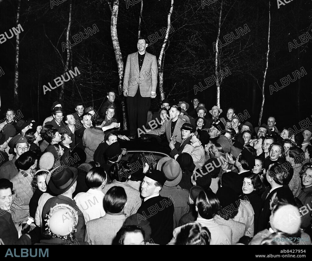 ARKIV 1952 - Bandyspelaren Gösta "Snoddas" Nordgren från Bollnäs sjöng "Flottarkärlek" i Lennart Hylands radioprogram "Karusellen" och blev stjärna över en natt. Här hyllas han av fansen i folkparken i Karlsborg i Blekinge. Bilden publicerad i boken "Bilder som förändrat Sverige" - en berättelse om Expressens bildjournalistik 1944-2004. Foto: Olle Wester Kod: 44 COPYRIGHT SCANPIX SWEDEN.