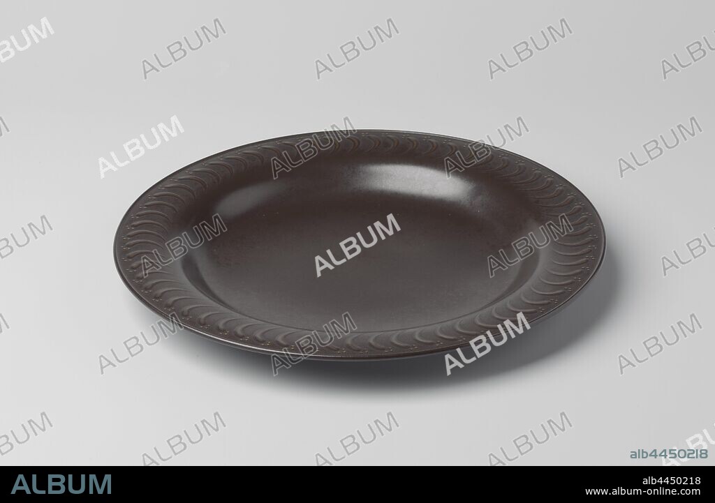 Two plates Serving tray of lacquerware, Imitation bronze plate, with a border with stylized motifs. In wooden box., Akatsuka Jitoku (mentioned on object), Japan, c. 1910 - c. 1930, wood (plant material), lacquer (coating), gold (metal), silver (metal), d 27.8 cm × h 2.6 cm h 5.6 cm × l 30.6 cm × w 30.3 cm.