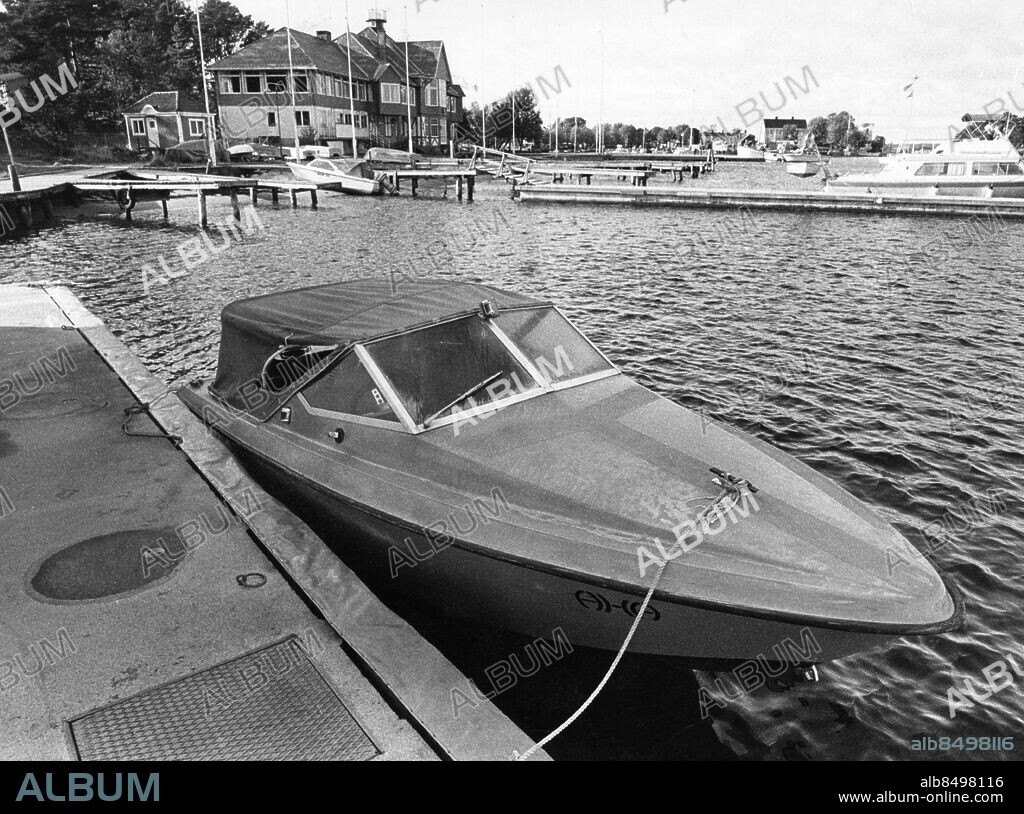 SANDHAMN 1975 . En av smugglarkungen Fleming Bromans båtar som användes av smugglarligan, båten är av typen Daycruiser. Foto: Reportagebild / TT / Kod: 37770.