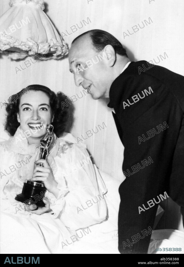 JOAN CRAWFORD and MICHAEL CURTIZ. The 18th Academy Awards / 1946. 
Michael Curtiz with Joan Crawford, winner of the best actress award for "Mildred Pierce". 1946