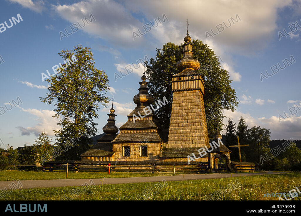 iglesia ortodoxa de Santa Paraskewa , Kwiaton. Siglo XVII. Patrimonio de la humanidadconstruida integramente con madera, , voivodato de la Pequeña Polonia, Cárpatos, Polonia, europe.