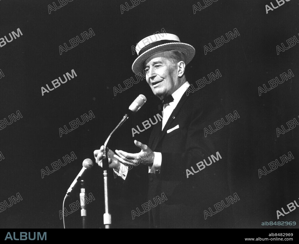 ©SCANPIX SWEDEN, 1968-01-27. Maurice Chevalier, fransk sångare och underhållningsartist.. På scen med den typiska halmhatten.. Foto: Scanpix Code: 20360.