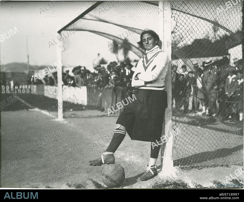 La Coruña, around 1926. Irene González (1909-1928), from A Coruña, was the first female soccer player in Spain. She founded the Irene FC club in which she was the only woman. They played regularly, creating great excitement. Tuberculosis kept her away from football. He died when he was barely nineteen years old. In the image, posing with his characteristic white sweater.