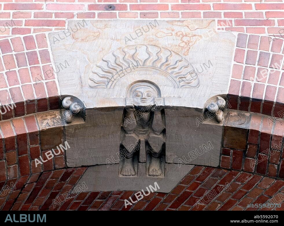 Amsterdam (Netherlands). Beurs van Berlage (Amsterdam Commodities Exchange), (1898 -1903 by Hendrik Petrus Berlage). - Detail over the entrance. Photo, undated.