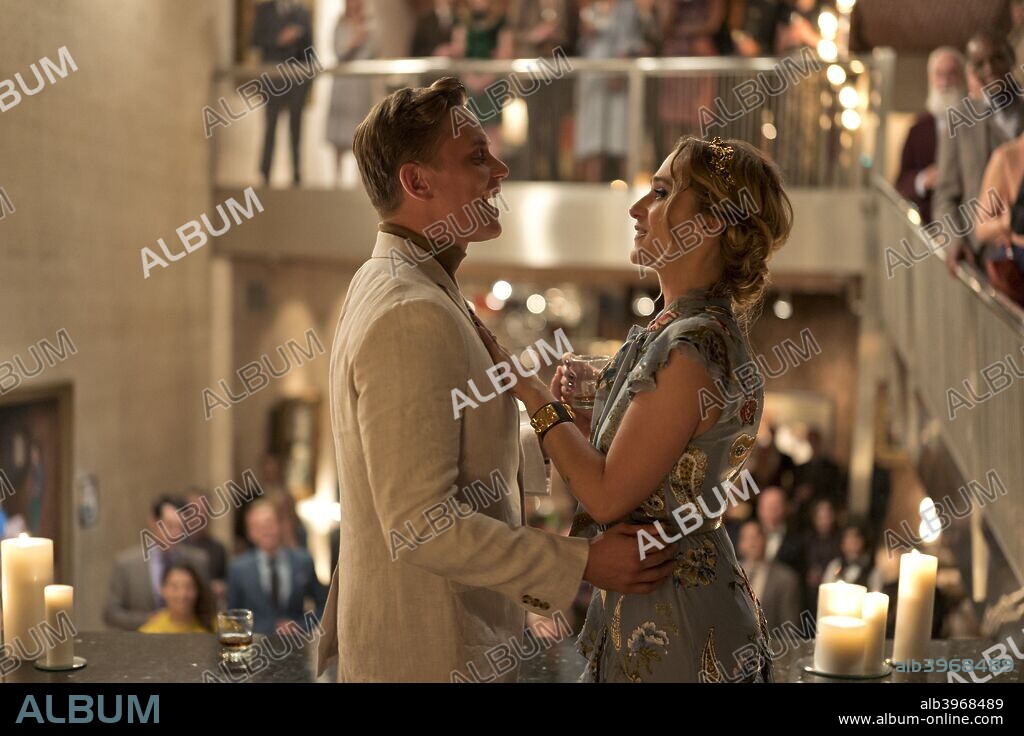 BILLY MAGNUSSEN et JEMIMA KIRKE dans MANIAC, 2018, réalisé par CARY JOJI FUKUNAGA. Copyright PARAMOUNT TELEVISION.