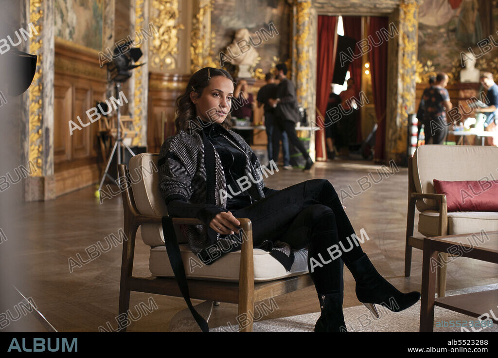 ALICIA VIKANDER in IRMA VEP, 2022, directed by OLIVIER ASSAYAS. Copyright A24 / Little Lamb.