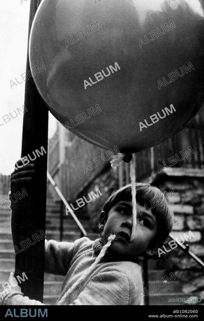 PASCAL LAMORISSE in THE RED BALLOON, 1956 (LE BALLON ROUGE), directed by ALBERT LAMORISSE. Copyright FILMS MONTSOURIS.