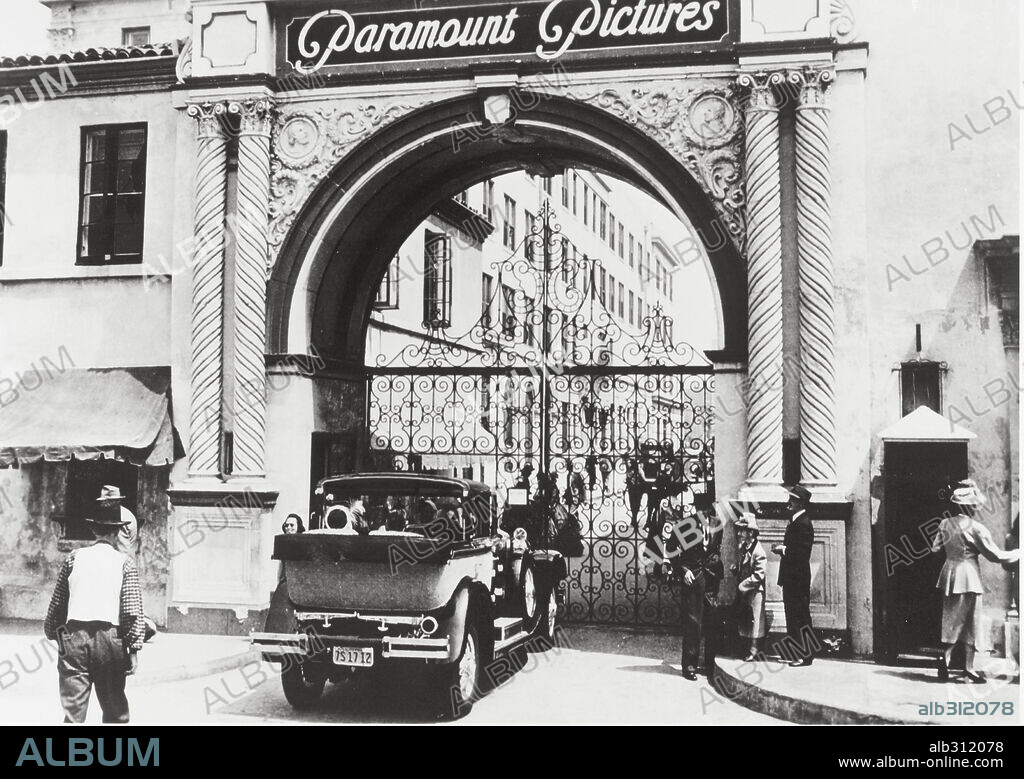 HISTORIA DEL CINE: PARAMOUNT PICTURES (FILM HISTORY: PARAMOUNT PICTURES). Estudio Paramount. "The Bronson Gate", la puerta más célebre de Hollywood, que da acceso al estudio Paramount. Así se mostró en 1950 en la película "El crepúsculo de los dioses".