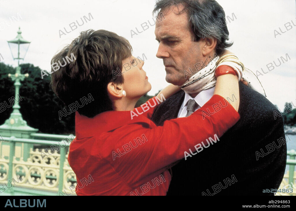 JAMIE LEE CURTIS y JOHN CLEESE en UN PEZ LLAMADO WANDA, 1988 (A FISH CALLED WANDA), dirigida por CHARLES CRICHTON. Copyright METRO GOLDWYN MAYER.
