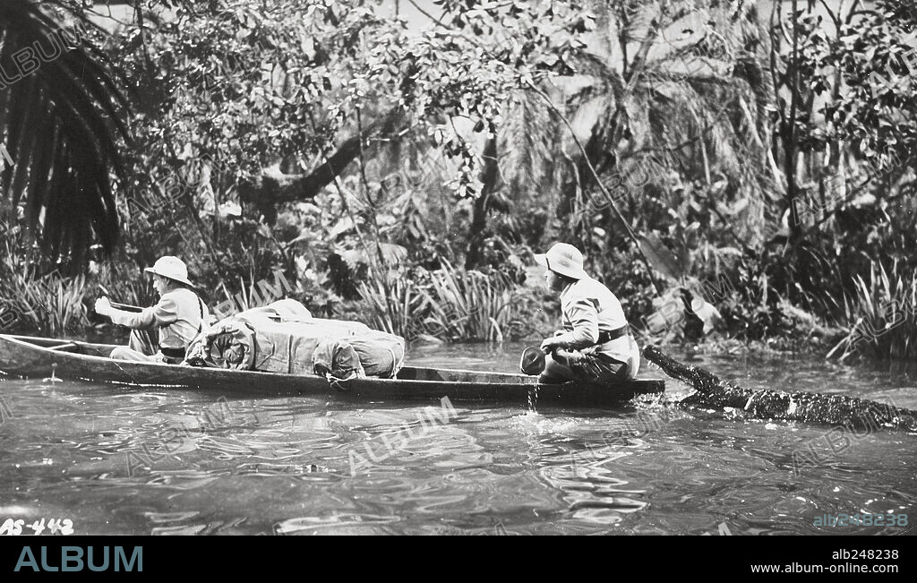 BUD ABBOTT y LOU COSTELLO en LAS MINAS DEL REY SALMONETE, 1949 (AFRICA SCREAMS), dirigida por CHARLES BARTON. Copyright UNITED ARTISTS.