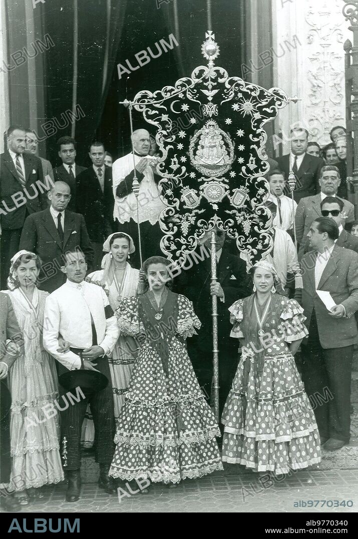 Salvador . Salvador. - la hermandad del rocío de Sevilla, de la parroquia del Salvador, Fue Erigida canónicamente el 17 de febrero de 1934 por decreto del cardenal Eustaquio Ilundáin y Esteban. Entre los Promotores se Hallaban José Anastasio Martín, Emilio pardo Bernal, José M. delgado y segundo de Montes Huibroso. La hermandad Fue Erigida Canónicamente, pero el decreto Contenía una cláusula muy Especial: no Podía peregrinar A la ermita de la aldea de Almonte por Pentecostés. En 1950, un grupo de Hermanos, Apoyados con entusiasmo por el cura Párroco, Andrés Guillén Morales, y con la colaboración Estrechísima del abogado José María Domenech Romero, quien fuera hasta su fallecimiento hermano mayor Honorario, Realizaron las Gestiones, no sin Dificultades, para conseguir la autorización Eclesiástica y así peregrinar al Rocío. La Autorización, Siendo cardenal de Sevilla Pedro Segura y Sáenz, Llegó por fin el 30 de abril de 1951. La primera salida se Verificó el día 10 de mayo Siguiente, como Recoge la Imagen. Era hermano mayor Miguel Lasso de la Vega y Marañón, que no Pudo asistir por Enfermedad. Fue Representado en la salida por Eduardo Muñoz Corpas, Secretario, y en el camino por victoriano Fernández Piedra, Mayordomo. El Simpecado, primero de la Hermandad, Es el conocido Como «de las Estrellitas» y Fue obra de Enrique Bolaños.