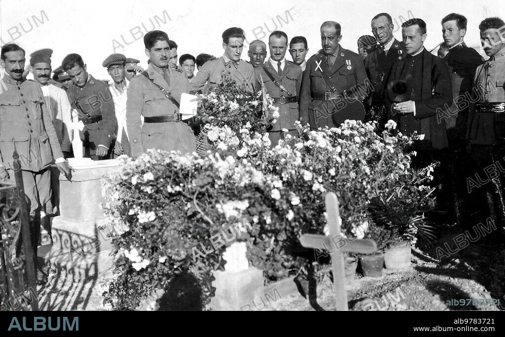 Noviembre 1923. Melilla. Honrando A los Heroes.
El teniente coronel de Regulares de Melilla, Numero 2, D. Sebastian Pozas (X) ante la fosa donde Descansan los Restos de los Soldados de su grupo Muertos gloriosamente en las Últimas Operaciones.
(foto Silva).