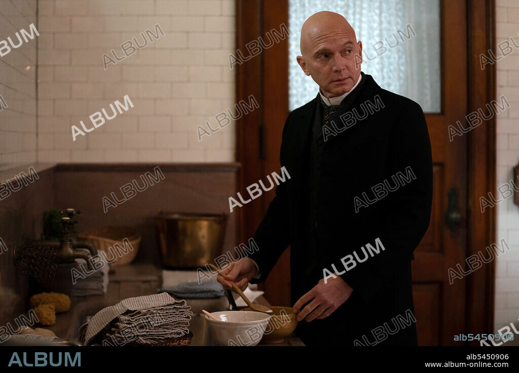 MICHAEL CERVERIS en LA EDAD DORADA, 2022 (THE GILDED AGE), dirigida por MICHAEL ENGLER. Copyright HBO / Universal Pictures Television.
