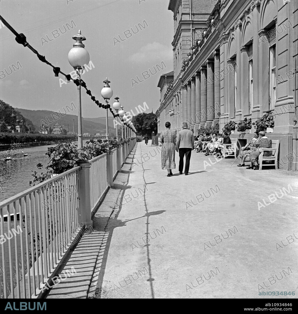 Spa guests strolling ot the shore of river Lahn at Bad Ems, Germany 1930s.