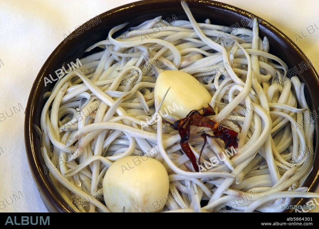 Santander; restaurante "La Bombi"; cazuelita de angulas.