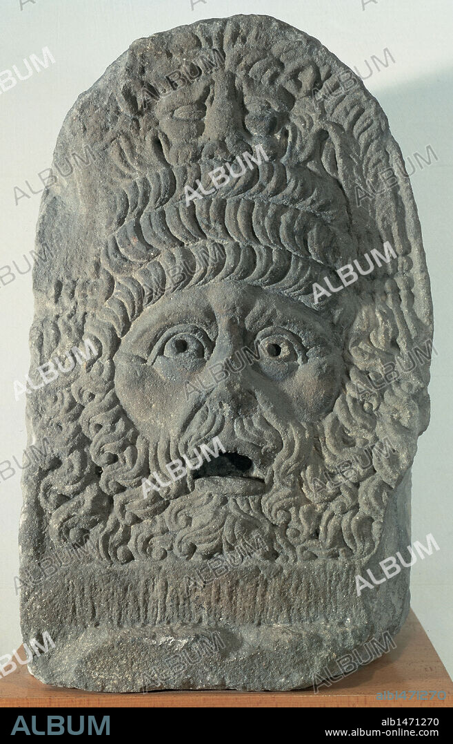 ARTE ROMANO. ESPAÑA. RELIEVE de una MASCARA TRAGICA O DE TRAGEDIA, realizada con piedra procedente de la cantera de Montjuïc. Fechada entre los s. I II d. C. Fue encontrada en la Muralla de Barcelona de "Favencia Julia Augusta Paterna Barcino". Las máscaras eran llevadas por los actores y también su uso estaba vinculado a ritos funerarios. Museo Arqueológico de Barcelona. Cataluña.