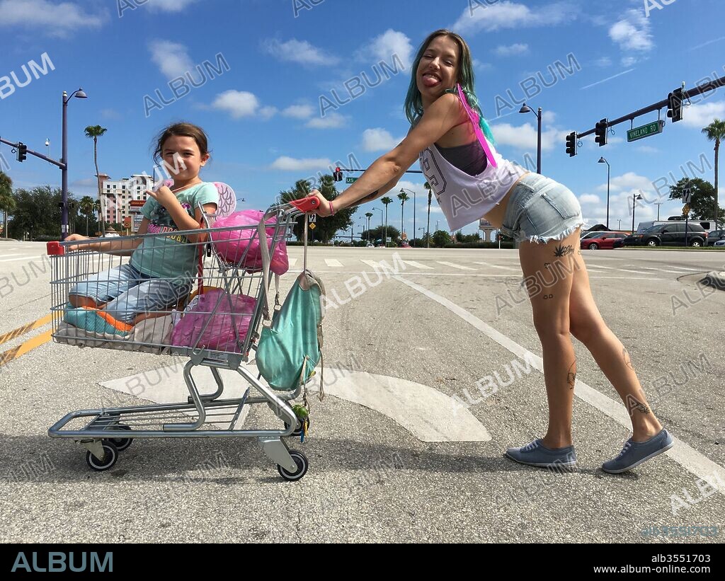 BRIA VINAITE und BROOKLYNN PRINCE in THE FLORIDA PROJECT, 2017, unter der Regie von SEAN BAKER. Copyright Cre Film/Freestyle Picture Company/June Pictures.