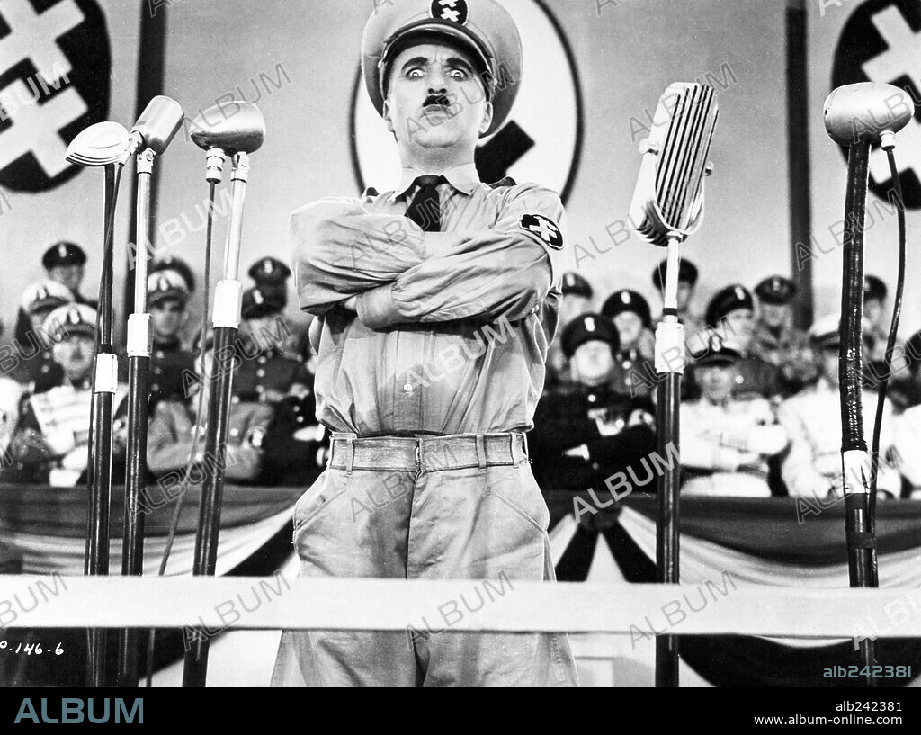 Adolf Hitler and Chaplin. CHARLIE CHAPLIN in THE GREAT DICTATOR, 1940, directed by CHARLES CHAPLIN. Copyright UNITED ARTISTS.