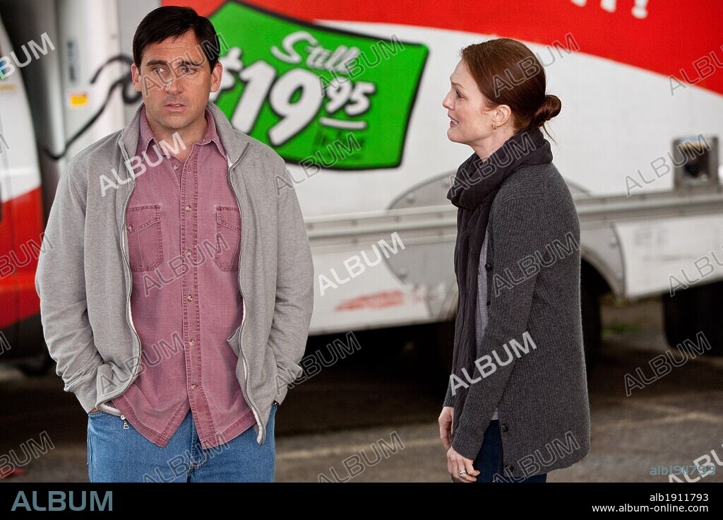 JULIANNE MOORE and STEVE CARELL in CRAZY, STUPID, LOVE, 2011, directed by GLENN FICARRA and JOHN REQUA. Copyright CAROUSEL PRODUCTIONS / GLASS, BEN.