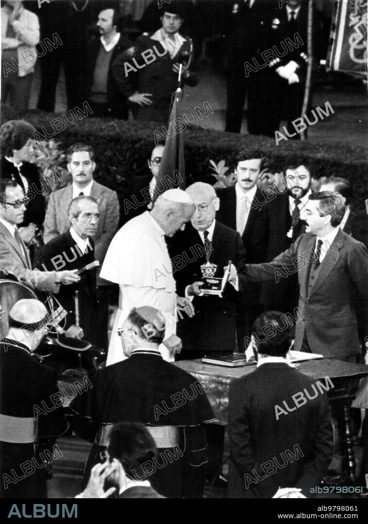 October 30, 1982. Enrique Tender Galván Welcoming Juan Pablo Ii in Gregorio Marañón Square at the ceremony of handing over the Keys to the Town.