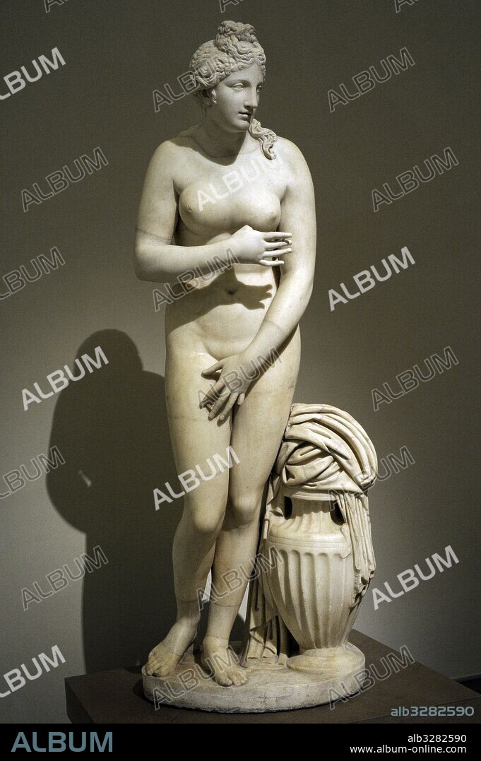 "AFRODITA CAPITOLINA" del tipo "Venus Púdica". Escultura de mármol, copia del siglo II de una obra griega de Praxíteles del siglo IV a. C. Museo Arqueológico Nacional. Nápoles. Italia.